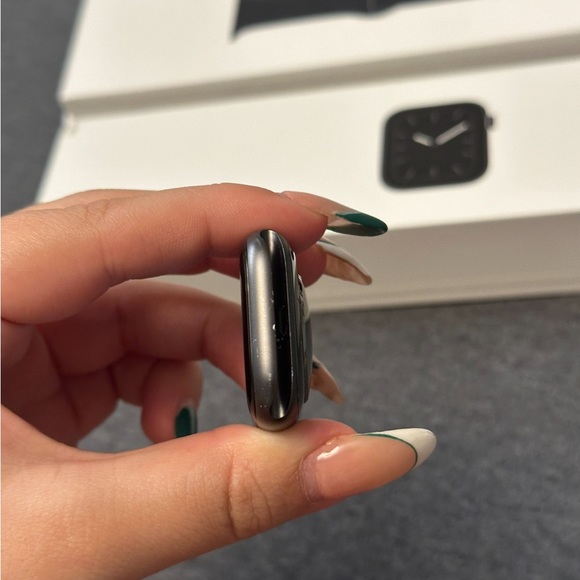 Apple Watch Series 5 w/Box & BNIB Band - Picture 10 of 12